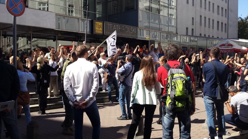 Milczący protest załogi pod Teatrem Polskim: Nam zabrano głos, Wy możecie mówić