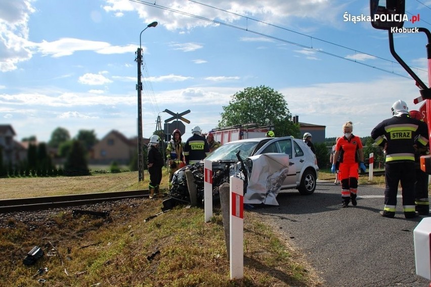 W Kulejach auto wjechało pod pociąg