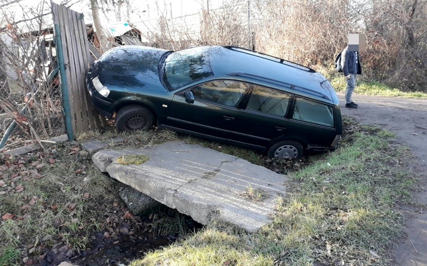 Volkswagen wpadł do rowu na śliskiej nawierzchni na Bystrzyckiej