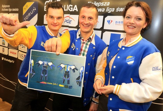 Nowe barwy prezentują prezes Ilona Termińska, Adrian Miedziński i trener Robert Kościecha.