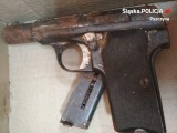 Ćwiklice: w trakcie rozbiórki domu znaleziono ukryty pistolet