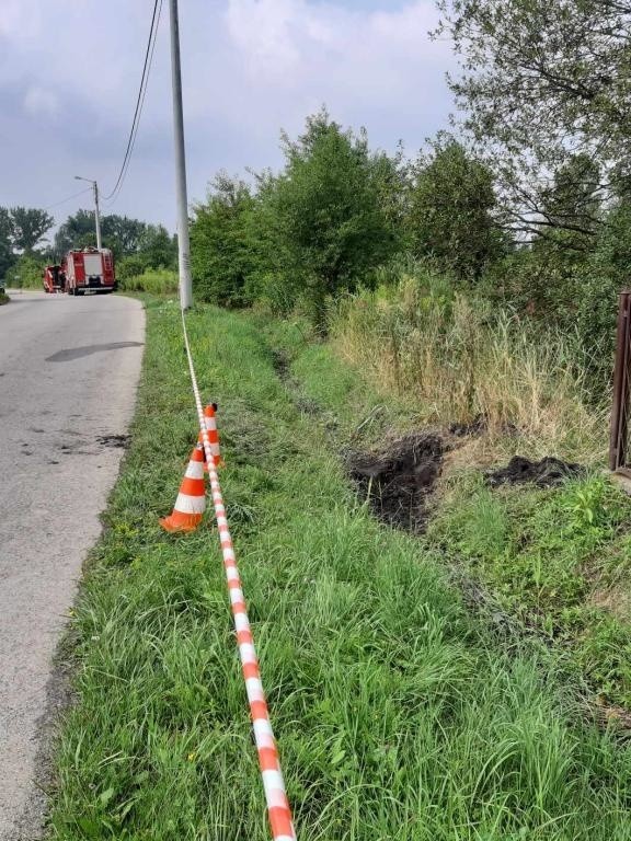 Teren jest otoczony przez jednostki policji i strażaków