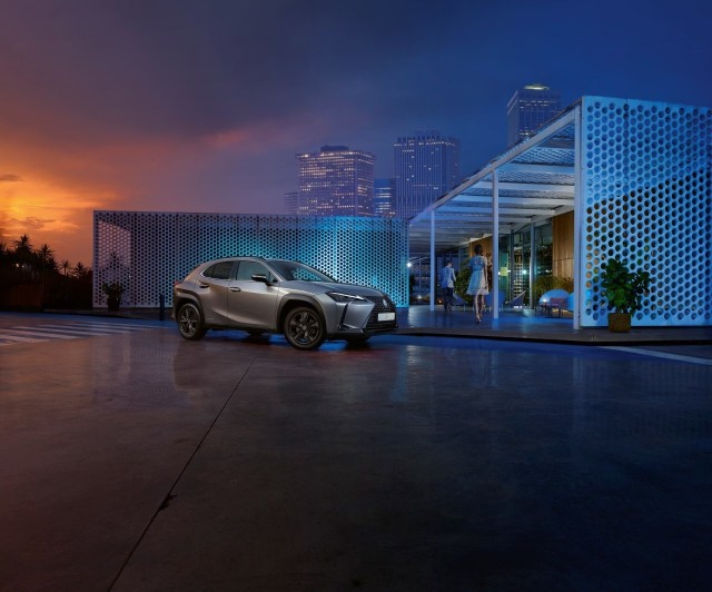 Lexus UX F ImpressionLexus UX, kompaktowy crossover klasy premium, otrzymuje nową wersję wyposażenia F IMPRESSION, adresowaną do młodszych kierowców. Jest to pierwsza zmiana w gamie modelowej tego crossovera, odkąd samochód ten zadebiutował na rynku w ubiegłym roku. Fot. Lexus