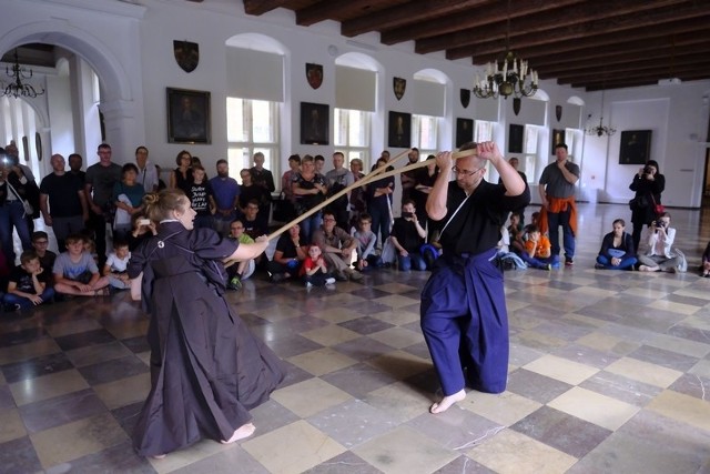 Adepci szkoły Toriigakure - Tenshin Shoden Katori Shinto ryu dali dzisiaj w Toruniu niezwykły pokaz walki na miecze japońskie. Zobaczcie zdjęcia z tego wydarzenia.Zobacz także: Zobacz, jak wygląda szkolenie Legii Akademickiej! [UNIKALNE ZDJĘCIA] NowosciTorun 