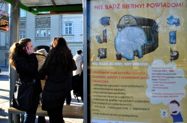 Na przystankach , w autobusach i trolejbusach Lublina zostało rozwieszonych w sumie ponad 700 plakatów promujących akcję "Nie bądź bierny! Powiadom!". Motywy  graficzne znajdą się też na biletach