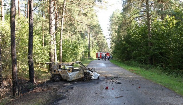 33-latek uderzył w drzewo na drodze Radziwiłłówka - Mielnik. Renault clio zaczęło płonąć. Kierowcy nie udało się uratować