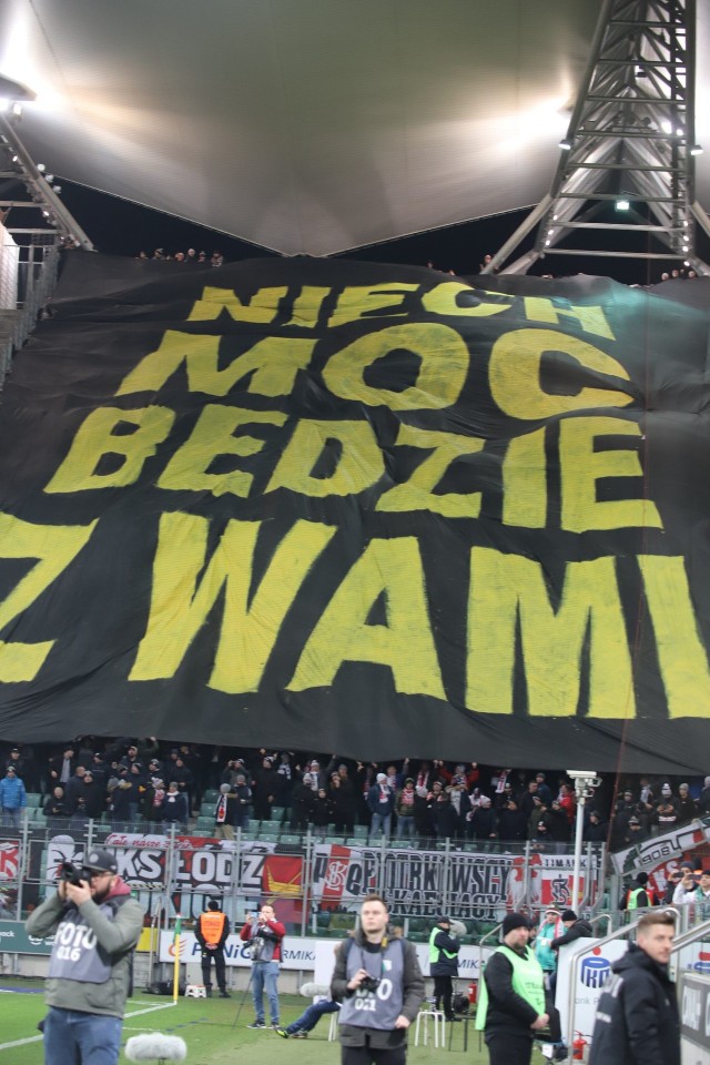 Tak kibice ŁKS wspierali swoją drużynę na stadionie Legii w Warszawie