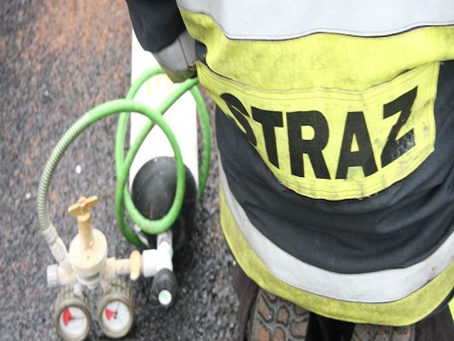 Strażacy wyciągnęli ofiarę przy użyciu sprzętu hydraulicznego