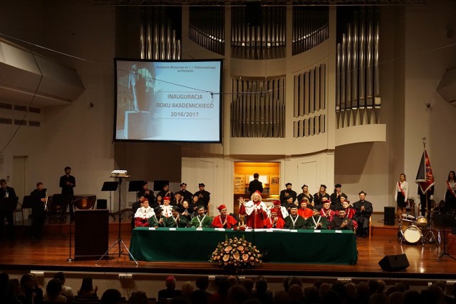 Senat Akademii Muzycznej podczas inauguracji. przemawia rektor prof. Halina Lorkowska