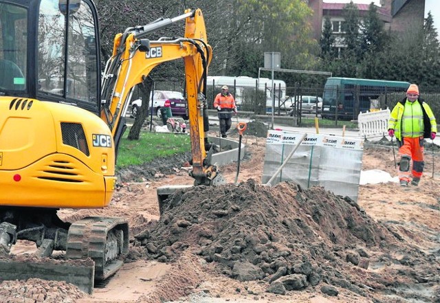 Trwają obecnie prace przy budowie chodnika przy ul. Staszica, a także m. in. przy ul. Mireckiego, Franciszkańskiej 
