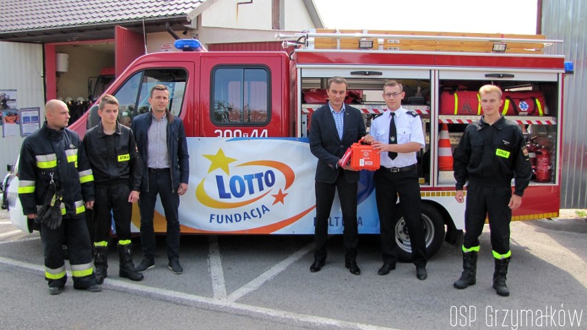 Fundacja LOTTO podarowała strażakom z Grzymałkowa defibrylator