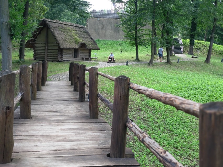 Pomysł na weekendowy wypad. Odwiedź Karpacką Troję w Trzcinicy, jeden z największych skansenów w Europie [ZDJĘCIA]