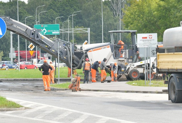 Na ulicy Żółkiewskiego trwają prace drogowe. Prowadzone są przez firmę Budromost Starachowice w ramach gwarancyjnej naprawy alei Wojska Polskiego.