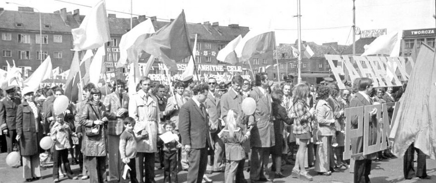 Lata 70, pierwszomajowy  pochód, maszerują  pracownicy...