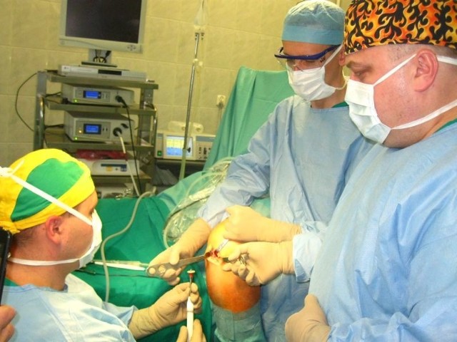 Operację wstawienia implantu przeprowadzili ordynator Piotr Pruszyński oraz lekarze Grzegorz Prusek i Krzysztof Kaźmierski.