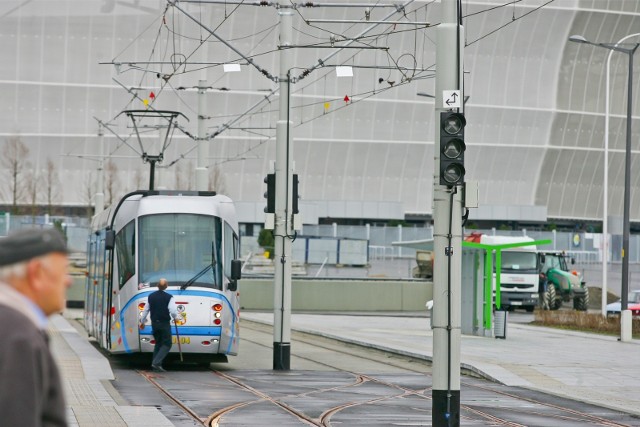 02.04.2012 wroclaw w trakcie budwy lini tramwajowej na stadion i kozanow nie wybudowano ekranow dzwiekochlonnych skoda tramwaj plus 32 33 kozanow komunikacja ekran dzwiekochlonny mpk gazeta wroclawska pawel relikowski / gazeta wroclawska