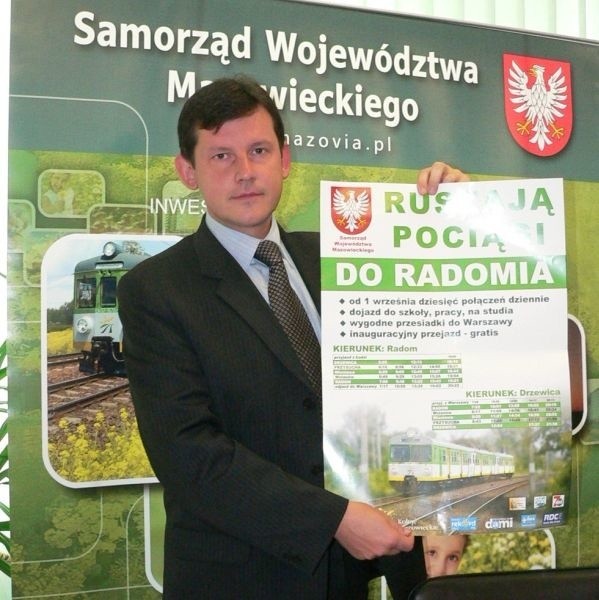 - Zachęcam wszystkich do korzystania z połączenia kolejowego Radom - Drzewica - mówi Piotr Szprendałowicz, członek Zarządu Województwa Mazowieckiego, trzymając plakat promujący przywrócone połączenie.
