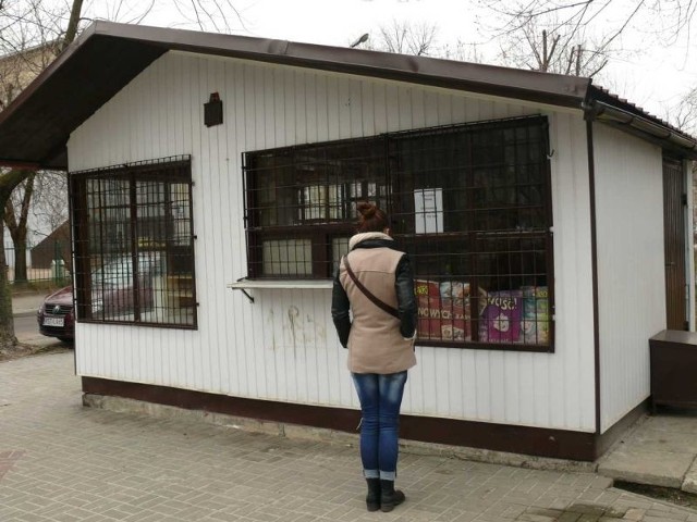 Upadają kioski z gazetami, kosmetykami i drobiazgamiZamknięty przed tygodniem kiosk z gazetami naprzeciw Szkoły Podstawowej Nr 1 w Stalowej Woli.