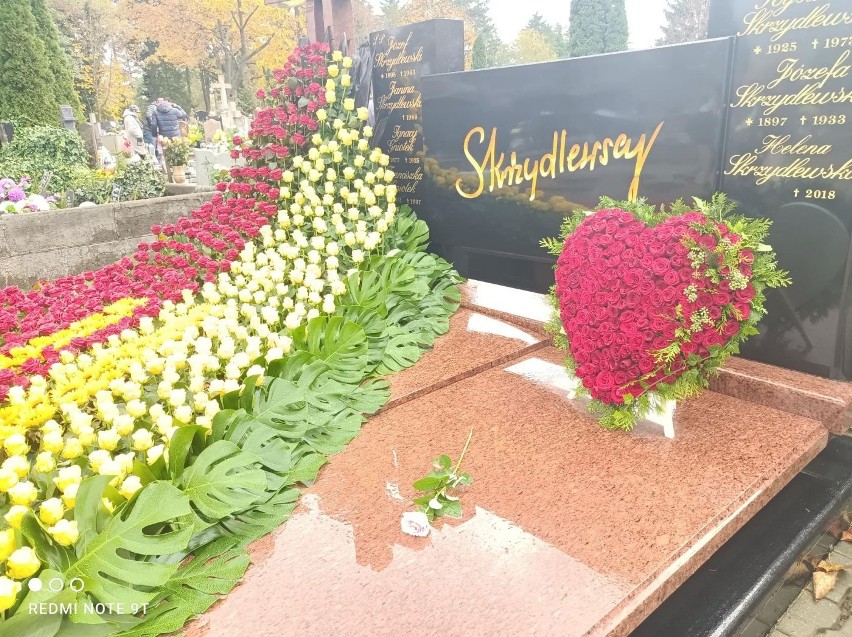Oto zdjęcia grobu Heleny Skrzydlewskiej na cmentarzu Zarzew. Grób Heleny Skrzydlewskiej wygląda imponująco!