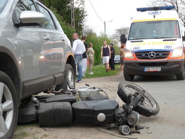 15-letni motocyklista bez prawa jazdy potrącił pieszego (ZDJĘCIA)