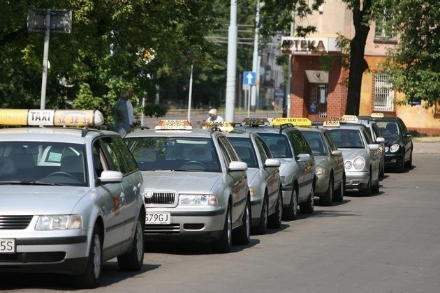 Łódzcy taksówkarze złożyli wniosek do Rady Miejskiej w Łodzi dotyczący zmian cen za przejazd taksówką. Tłumaczą to podwyżką kosztów, min. utrzymania pojazdu i rosnących cen paliwa. Chcą, aby opłata za samo wynajęcie taksówki wzrosła maksymalnie nawet o 50%. 