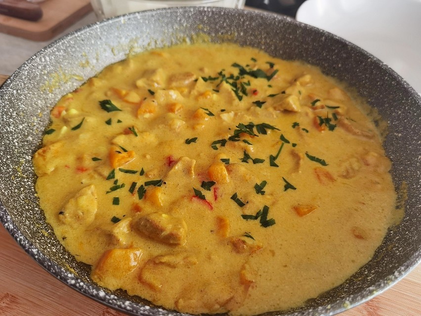 Przed podaniem curry można posypać natką pietruszki.