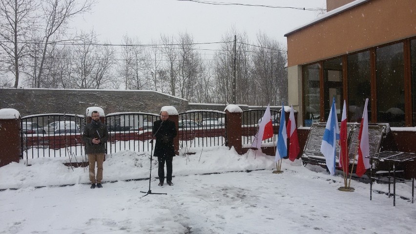 Złożeniem kwiatów pod tablicą przy ul. Staszica uczczono...