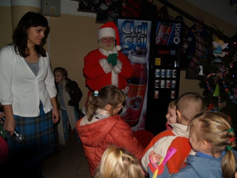 Dzieci ubrały choinkę w Handlowcu