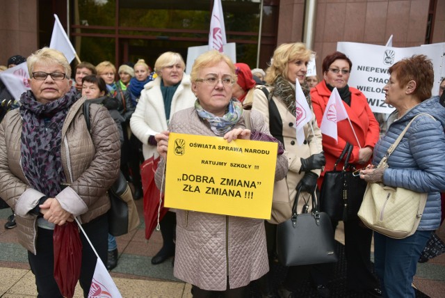 W poniedziałek o godz. 14 przed Podlaskim Urzędem Wojewódzkim blisko 150 osób protestowało przeciwko planowanym przez rząd zmianom w szkolnictwie. Szczególnie przeciwni byli likwidacji gimnazjów, uzasadniając swoje stanowisko tym, że przez takie działanie wielu nauczycieli pozostanie bez pracy. Protestujących nauczycieli wsparli m.in. politycy Platformy Obywatelskiej. Podobne manifestacje Związku Nauczycielstwa Polskiego odbyły się w innych miastach w Polsce.