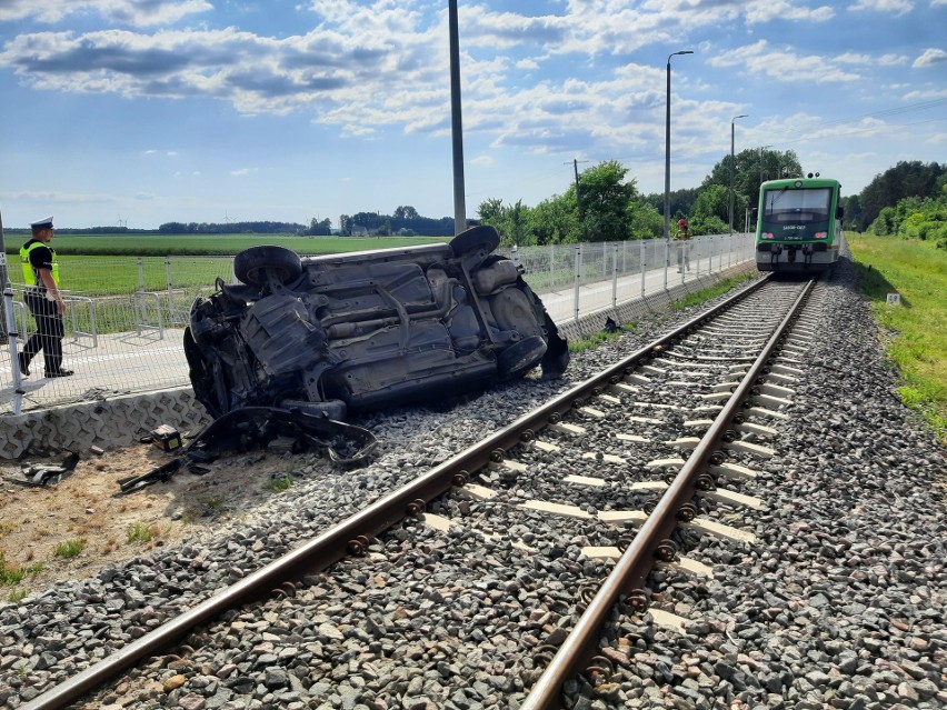 Orlanka. Seat wjechał pod pociąg na trasie Orla-Szczyty. Jedna osoba poszkodowana. Ruch na miejscu zdarzenia wstrzymany [ZDJĘCIA]