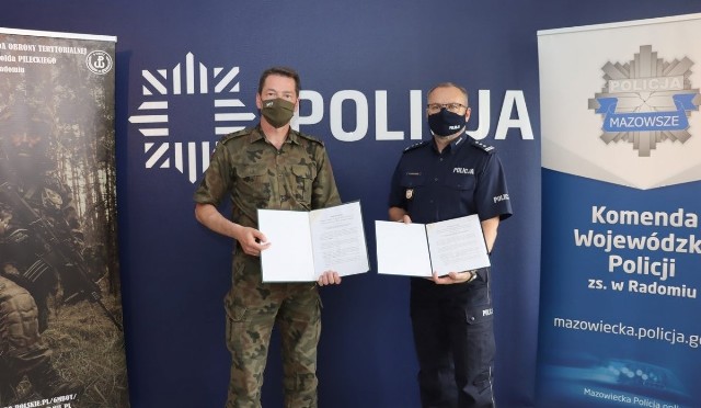 Pułkownik Witold Bubak z WOT-u i inspektor Waldemar Wołowiec z komendy wojewódzkiej policji podpisali umowę o współpracy dwóch formacji.