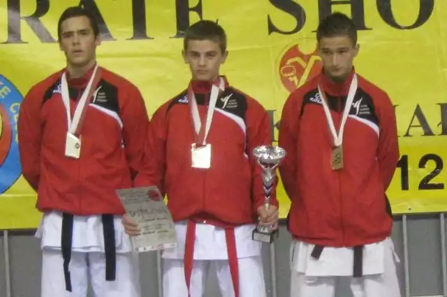 Drużyna w składzie Michał Jaśkowiec, Michał Działoszyński i Bartosz Mączka wygrała kata juniorów.