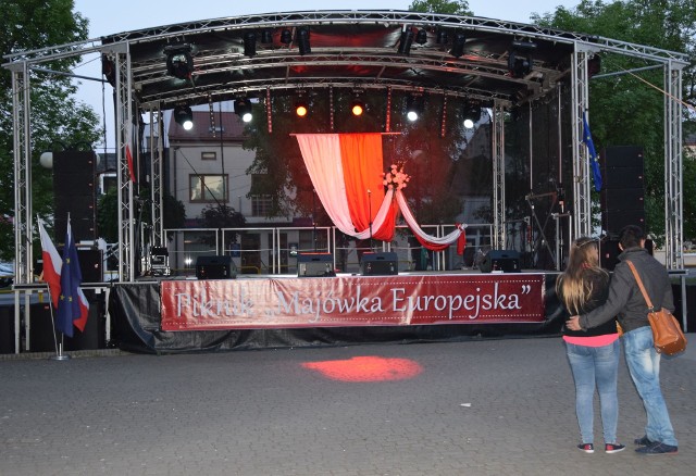 Fani czekali na koncert gwiazdy wieczoru, która się nie pojawiła na majówce europejskiej we Włoszczowie.