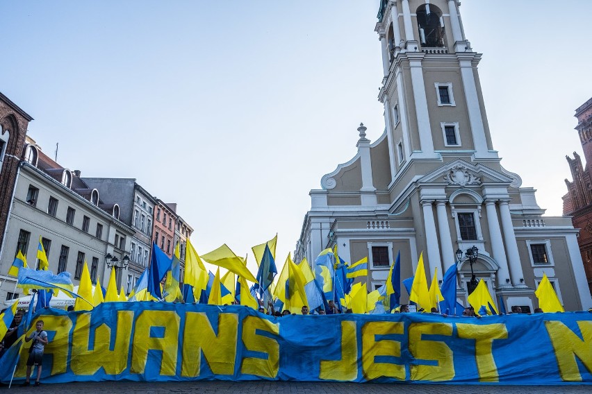 Wielka feta na Rynku Staromiejskim. Piłkarze i kibice Elany świętowali awans [DUŻO ZDJĘĆ]