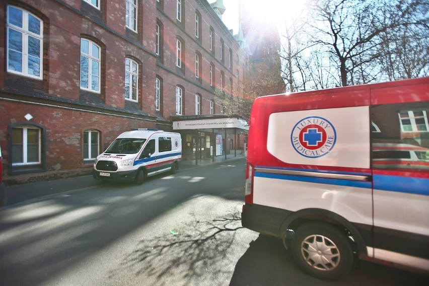 Wrocław: Ewakuacja oddziału szpitala przy Grabiszyńskiej. 16 pielęgniarek ma koronawirusa