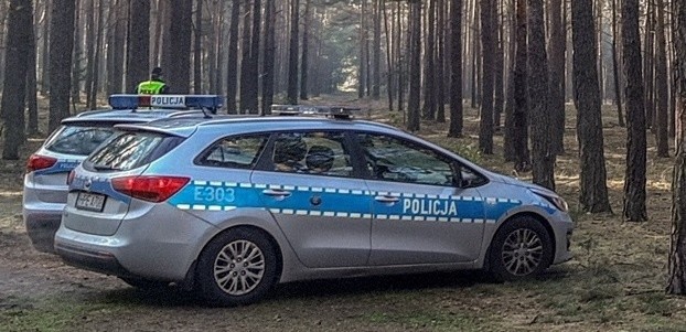 Tragiczny wypadek w lesie koło Wielunia. Młody kierowca zginął we wsi Leniszki. Zatrzymany kierowca podejrzewany o nieudzielenie pomocy