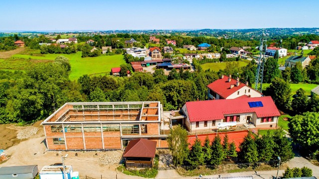 Szkoła Podstawowa w Byszycach (gmina Wieliczka) dostanie salę gimnastyczną za prawie 4 mln zł. Finał budowy sportowego kompleksu przewidziano w grudniu 2022 roku