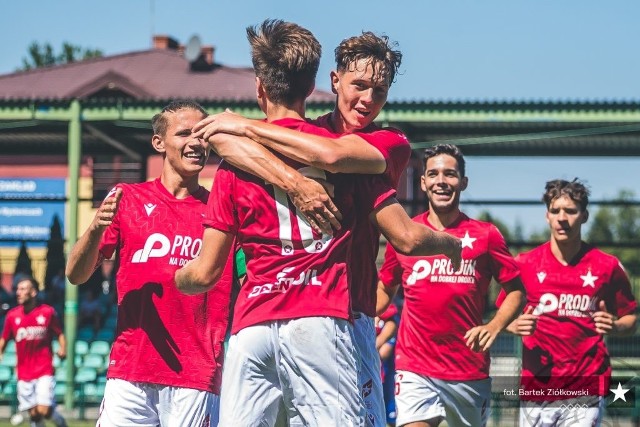 Piłkarze IV-ligowych rezerw Wisły Kraków cieszą się po zdobyciu kolejnej bramki w meczu z Wierchami Rabka
