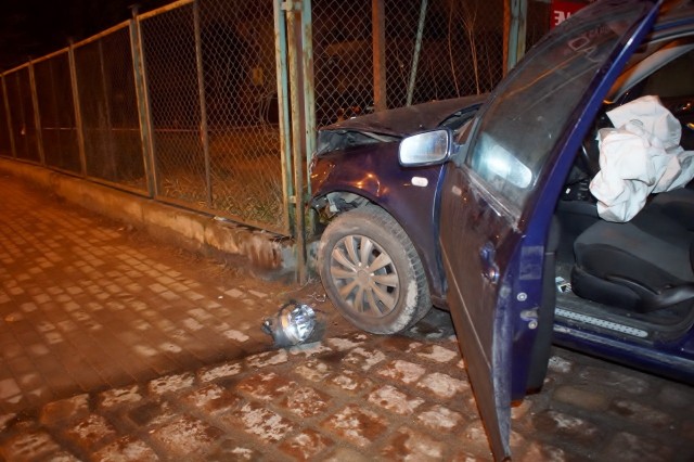 W sobotę przed godziną 23 doszło do kolizji dwóch samochodów na ulicy Lutosławskiego w Słupsku. Jedna z pasażerek wymagała interwencji lekarza na miejscu zdarzenia.