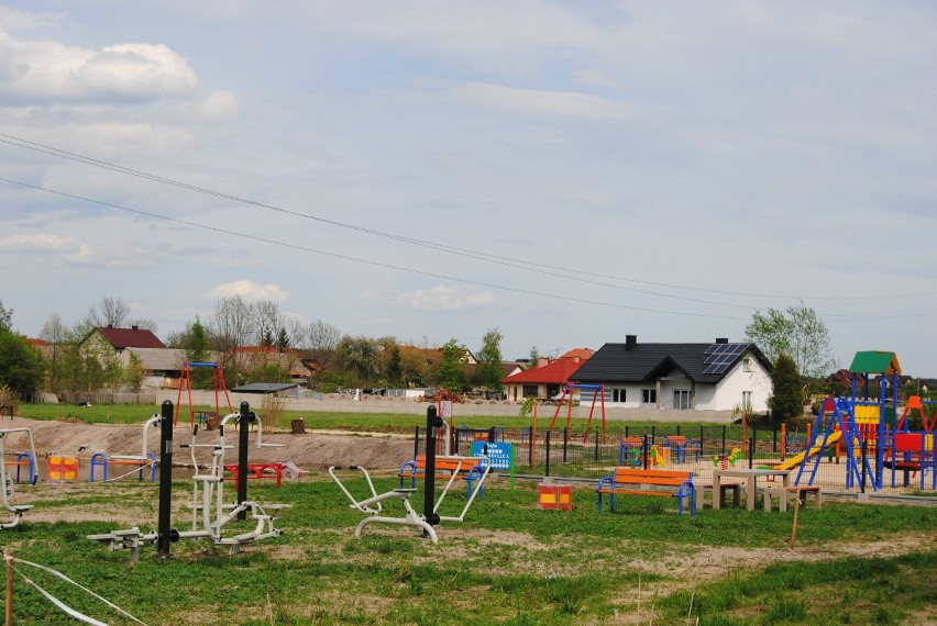 Nowe świetne miejsce w gminie Włoszczowa do rekreacji i wypoczynku. W Czarncy powstała Otwarta Strefa Aktywności z placem zabaw (ZDJĘCIA)