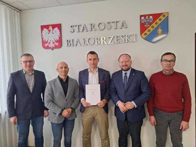 W Starostwie Powiatowym w Białobrzegach została podpisana umowa na przebudowę drogi Stromiec - Ksawerów Nowy.