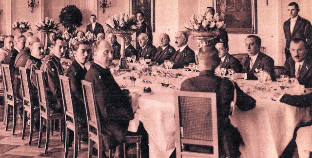 Rok 1929. Prezydent Rzeczpospolitej  podejmuje na Zamku w Warszawie rumuńskiego ministra spraw zagranicznych Gheorghe'a Mironescu