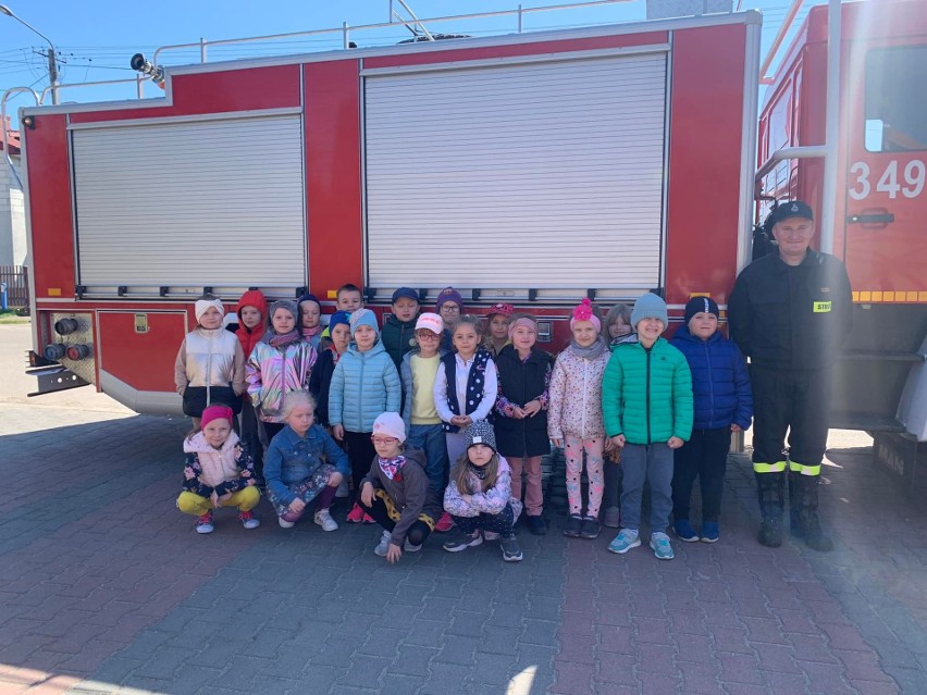 Baranowo.  Dzień Strażaka. Strażaków ochotników z Baranowa odwiedziły przedszkolaki. 4.05.2022. Zdjęcia