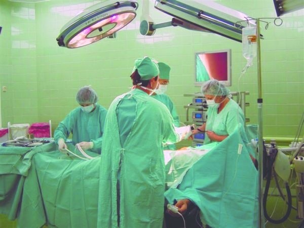 Dyrektor szpitala tłumaczy, że w pierwszej kolejności wstrzymał zabiegi najbardziej kosztowne &#8211; endoprotezy i chirurgiczne.