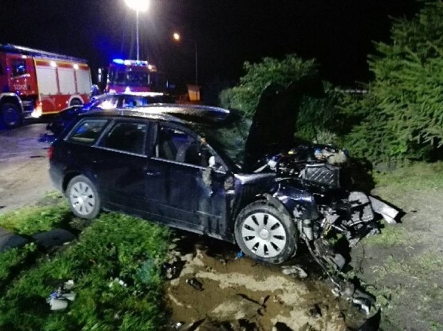 Jedna osoba zginęła, a 8 zostało rannych w zderzeniu dwóch samochodów osobowych w Drozdowie (gmina Darłowo). W Drozdowie przy zjeździe do Jarosławca zderzyły się dwa samochody, Opel i Audi. W jednym z pojazdów podróżowali turyści z Polski. - Ze wstępnych ustaleń wynika, że jadący od Darłowa Opel wymusił pierwszeństwo przejazdu wykonując manewr skrętu w lewo i uderzył w Audi jadące w kierunku Postomina. Doszło do zderzenia - informuje nas asp. sztb. Piotr Trojnar z Komendy Powiatowej Policji w Sławnie.Jak udało nam się dowiedzieć w samochodzie marki Audi podróżowało 6 osób. Jedna z nich, dziewczynka w wieku 9 lat zginęła. Pozostałe osoby zostały odwiezione do szpitala w Koszalinie. Zobacz także Tragiczny wypadek pod Koszalinem