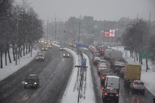 W Częstochowie sypnęło śniegiem. Drogi są na razie drożne. Paraliż miasta nam już nie grozi?