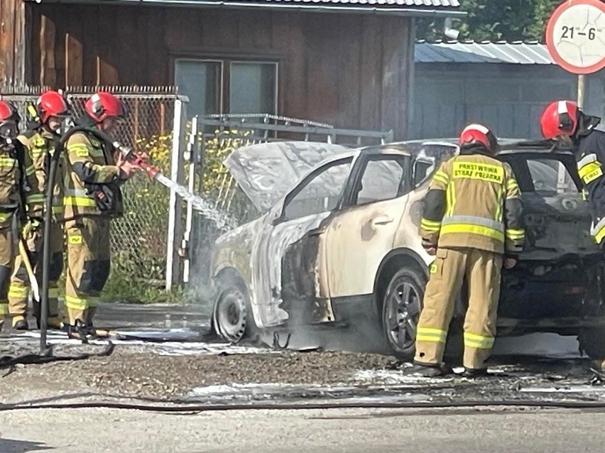 W Żurawicy pod Przemyślem spłonął nissan qashqai. Do pożaru wyjechały dwa zastępy strażaków [ZDJĘCIA]