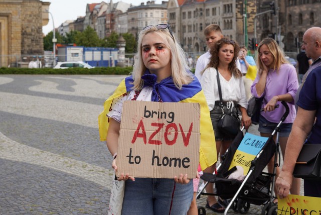 W niedzielę, 14 sierpnia, o godz. 17 plac Adama Mickiewicza w Poznaniu przybrał niebiesko-żółte barwy. Wszystko za sprawą ukraińskich uchodźców, którzy zebrali się w tym miejscu, by wspólnie protestować przeciw wojnie, która od 24 lutego trwa w ich kraju. - W tym trudnym czasie nie mamy prawa milczeć! Musimy wspierać nasz kraj, wspierać siły zbrojne, wyrażać uczucia do Ukrainy! - mówili organizatorzy protestu. Zgromadzeni na placu oprócz flag Ukrainy mieli ze sobą też transparenty, na których widniały hasła, jak m.in.: "Stop wojnie", "Rosja zabija", "Rosja to terroryści" czy "Żadnej wojny w Ukrainie". Zobacz zdjęcia z tego wydarzenia.Zobacz zdjęcia --->