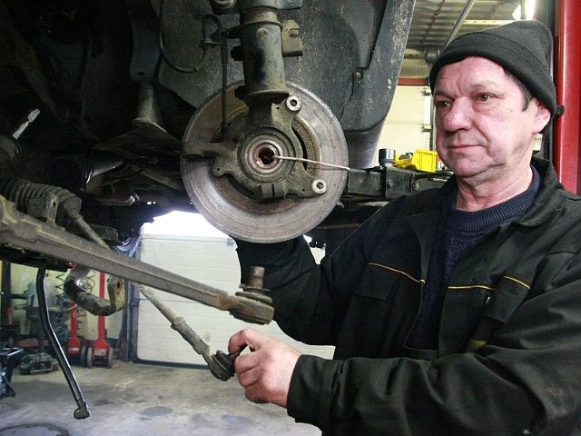 Adam Szewczyk; mechanik samochodowy: - Najwięcej pracy mamy właśnie na przedwiośniu. naprawiamy samochody uszkodzone na dziurach.