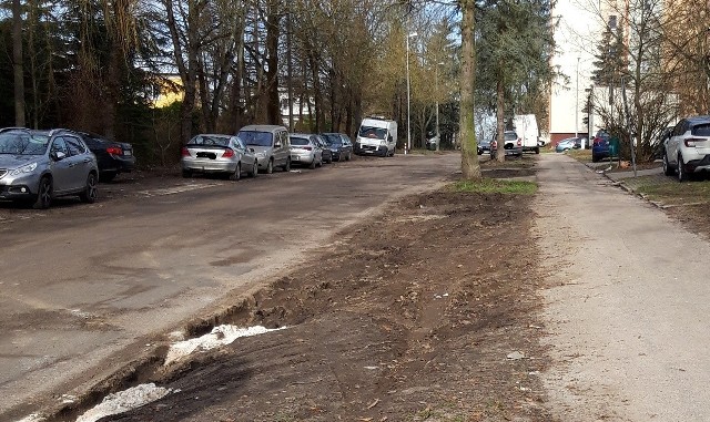 Teren nieopodal przychodni NZOZ wygląda jak prawdziwe pobojowisko. Interwencji Straży Miejskiej nie brakuje